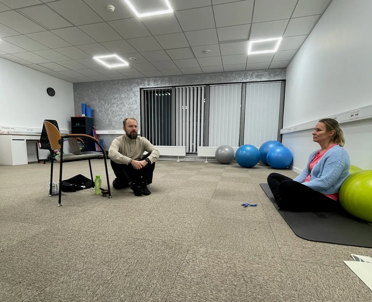 A guided meditation practice at a meeting in Jõhvi